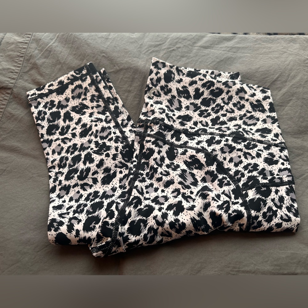 ZYIA Active Snow Leopard Brilliant Pocket Leggings